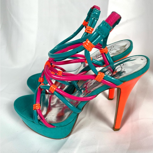 Fun pair of Fergie heels size 8m - Picture 2 of 4